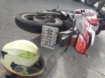 Motocicleta y casco del conductor accidentado.