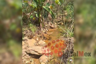 Los habitantes aseguran que el agua presenta un color rojizo y desprende olores fétidos, lo que ha derivado en un alarmante aumento de enfermedades en niños.