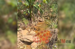 Los habitantes aseguran que el agua presenta un color rojizo y desprende olores fétidos, lo que ha derivado en un alarmante aumento de enfermedades en niños.