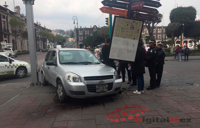 Evita atropellar a peatón y choca contra poste, en Toluca