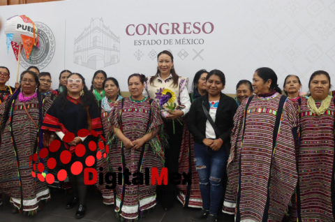 La diputada Leticia Mejía García dialoga con representantes de comunidades indígenas durante el foro en el Congreso del Estado de México