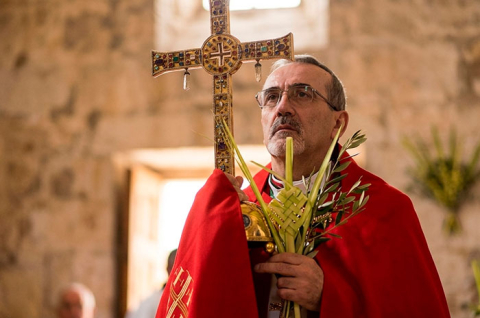 El cardenal Pierbattista Pizzaballa y el Custodio de Tierra Santa, Francesco Ielpo, quienes fueron detenidos al intentar oficiar la misa.