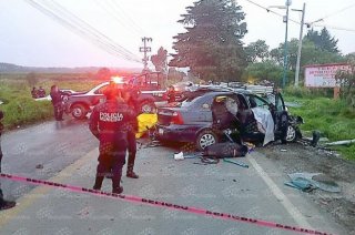 El choque frontal entre un Chevrolet Corsa y un Ford Focus dejó tres personas muertas.