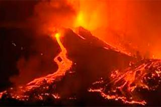 La lava se derramó en mayores cantidades y alcanzó la zona industrial del conocido Callejón de la Gata