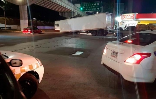 #Cuidado: Cajón de tráiler se desprende en Paseo Tollocan y Pilares; filas largas de vehículos