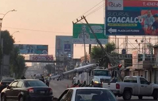 Automovilista choca contra poste de luz en Coacalco; afecta vialidad