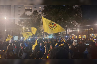 Policías municipales y estatales intervinieron para contener la riña y mantener la seguridad en la zona.