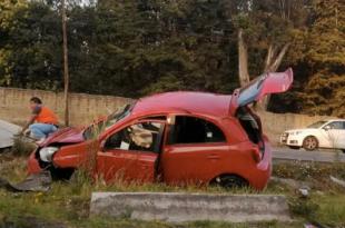 Los daños fueron considerables y el carro tuvo que ser remolcado en grúa.