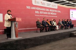 Delfina Gómez encabezó la ceremonia por el 165 aniversario del Registro Civil del Estado de México.