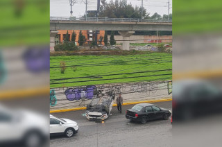El accidente ocurrió antes del paso deprimido de Avenida Tecnológico, a la altura del Pueblo Mágico de Metepec. 