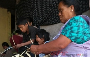 A punto de extinguirse tradición de tejer la palma en Toluca