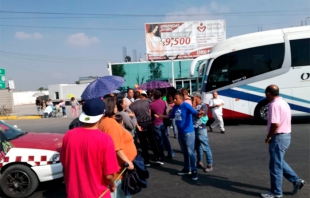 Pobladores bloquean carretera para exigir agua, en Huehuetoca