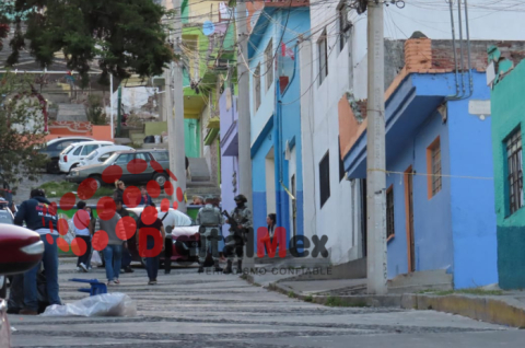 Policías resguardan el domicilio en la colonia El Cóporo, en Toluca