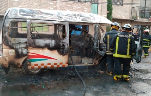 Bajan a pasajeros y queman combi en Ecatepec