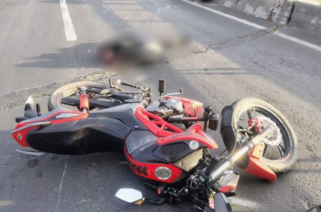 Motocicleta quedó sobre la carretera Lechería–Tulantongo, donde un motociclista perdió la vida tras ser atropellado.