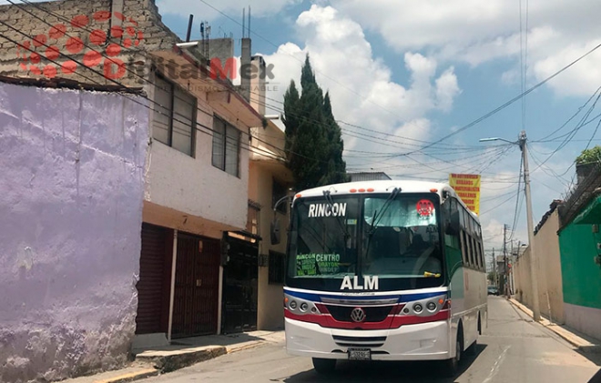 Rechazan vecinos de Toluca paso de transporte público porque afectan el asfalto