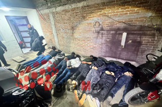 Las autoridades indicaron que los detenidos son investigados por su posible relación con al menos ocho robos de automóviles y actividades de narcomenudeo