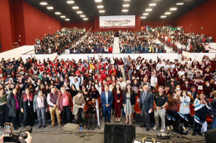 Raciel Pérez Cruz durante las pláticas preventivas en secundarias y preparatorias de Tlalnepantla