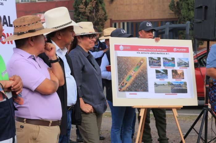 Azucena Cisneros Coss da el banderazo a la rehabilitación de la avenida R1 en Ecatepec.