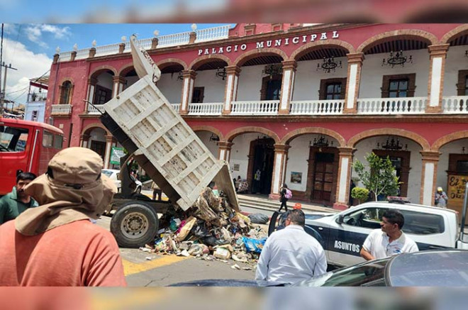 Habitantes de la comunidad de Ahuatepec, en Otumba, llevaron este viernes al menos un camión de basura y lo vaciaron frente al palacio municipal.