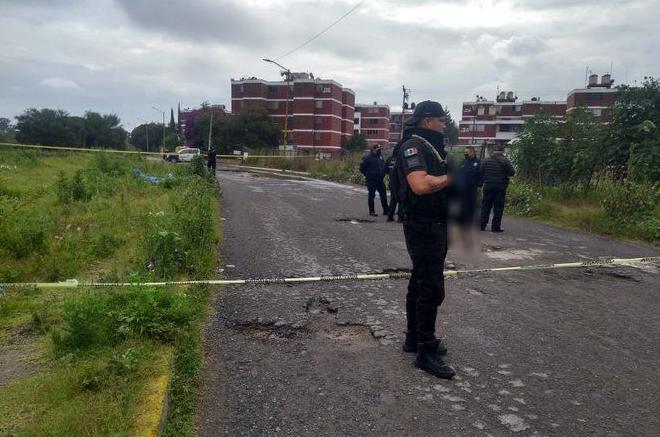 Agentes hallaron dos bolsas negras con restos humanos y a un hombre decapitado.