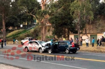 Brutal impacto de frente entre dos autos en la Toluca-Villa Victoria