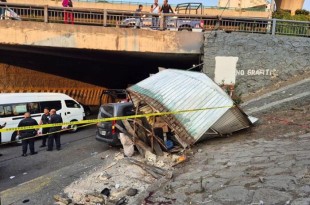 Un vehículo Peugeot Rifter de color gris salió del camino y no pudo frenar.