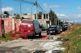 Durante la revisión, los agentes encontraron un bulto envuelto en cobijas, que al ser corroborado correspondía al cadáver de un hombre.
