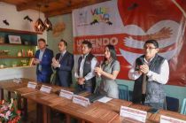 La firma avala un acuerdo de colaboración, "Uniendo Sentimientos", para tramitar visas destinadas a adultos mayores de 60 años.