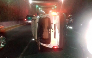 Vuelca camioneta de la Cruz Roja en avenida las Torres en Metepec