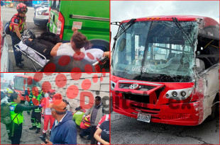 Elementos de seguridad cerraron la vialidad mientras al menos 10 ambulancias brindaban atención médica