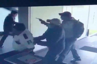 #Video: Hombres armados asaltan violentamente redacción de #AlfaDiarioMx en #Toluca