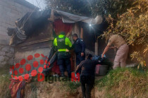El hallazgo se registró la tarde del domingo, cuando la víctima fue encontrada boca abajo, entre ropa y junto a la cama donde presuntamente descansaba.