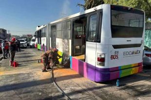 #Video: Se incendia autobús con pasajeros en #Ecatepec