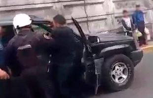 Policías de Toluca en estado de ebriedad atropellan a agente de tránsito y arman riña en Tollocan