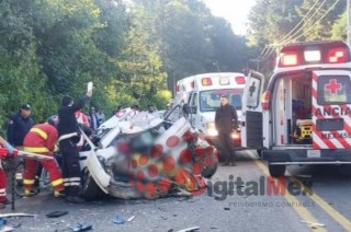 El vehículo chocó contra la barrera de contención y posteriormente fue impactado por un camión de carga.