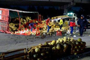 #Video: Se voltea camión con 15 toneladas de melones en Paseo Tollocan