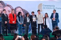 La gobernadora Delfina Gómez Álvarez encabezó el inicio del ciclo escolar 2026-2027 de la UAEMéx, donde recibió de la rectora Patricia Zarza Delgado el proyecto de reforma a la ley universitaria.
