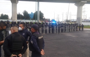 #Toluca: Vecinos contra policías municipales por instalación de torre eléctrica