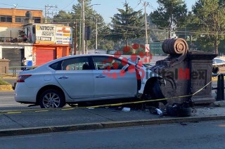 La víctima conducía un Nissan Sentra blanco, con placas XUJ-889-B, cuando perdió el control del vehículo y se estrelló contra una base de concreto.