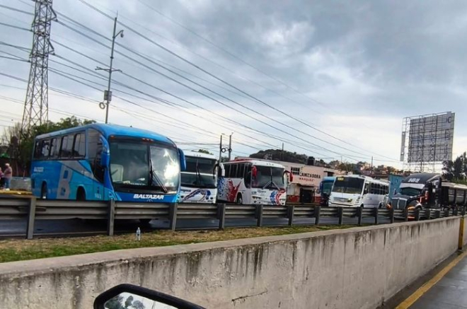 Bloqueo parcial de unidades de transporte en la autopista México-Pachuca, a la altura de Ecatepec.