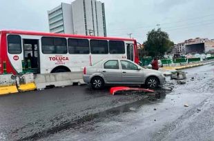 El autobús se dirigía hacia Paseo Colón y chocó contra el muro de contención.