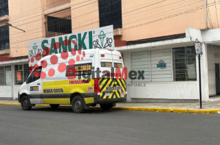 La unidad del médico legista permanece estacionada frente al centro de terapias en Toluca tras el deceso del adulto mayor