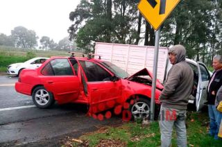 La camioneta se dirigía hacia Toluca cuando perdió el control e impactó frontalmente con el vehículo tipo Tsuru.