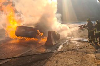 El vehiculo fue consumido por el fuego