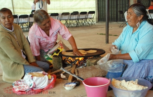 Elaboran libro con recetas de la cocina otomí