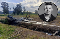 Elementos de emergencia y autoridades resguardan la zona donde se estrelló la avioneta en el municipio de Paipa, Boyacá