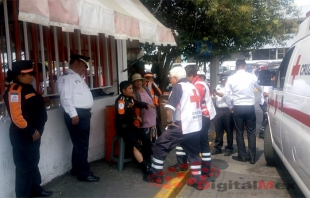 #Video: Taxi atropella a una agente de tránsito en la terminal Toluca