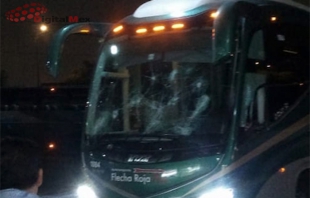 Apedrean autobús Flecha Roja en la México-Toluca para asaltarlo