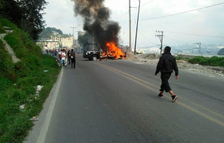 Intentan linchar a presuntos plagiarios y se enfrentan a la policía en Naucalpan